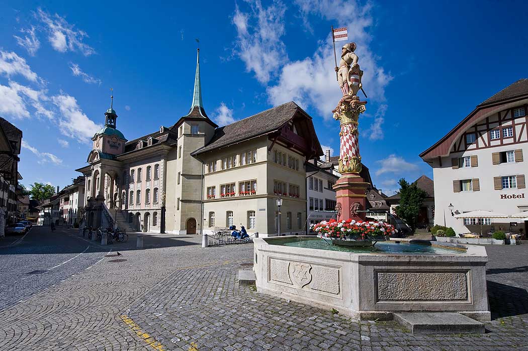Rathaus und Thut-Brunnen in der Zofinger Altstadt