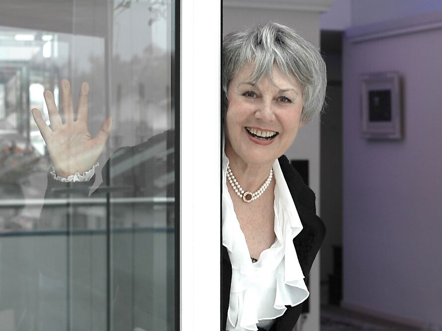 Autorin Margrit Schriber lächelt in die Kamera.