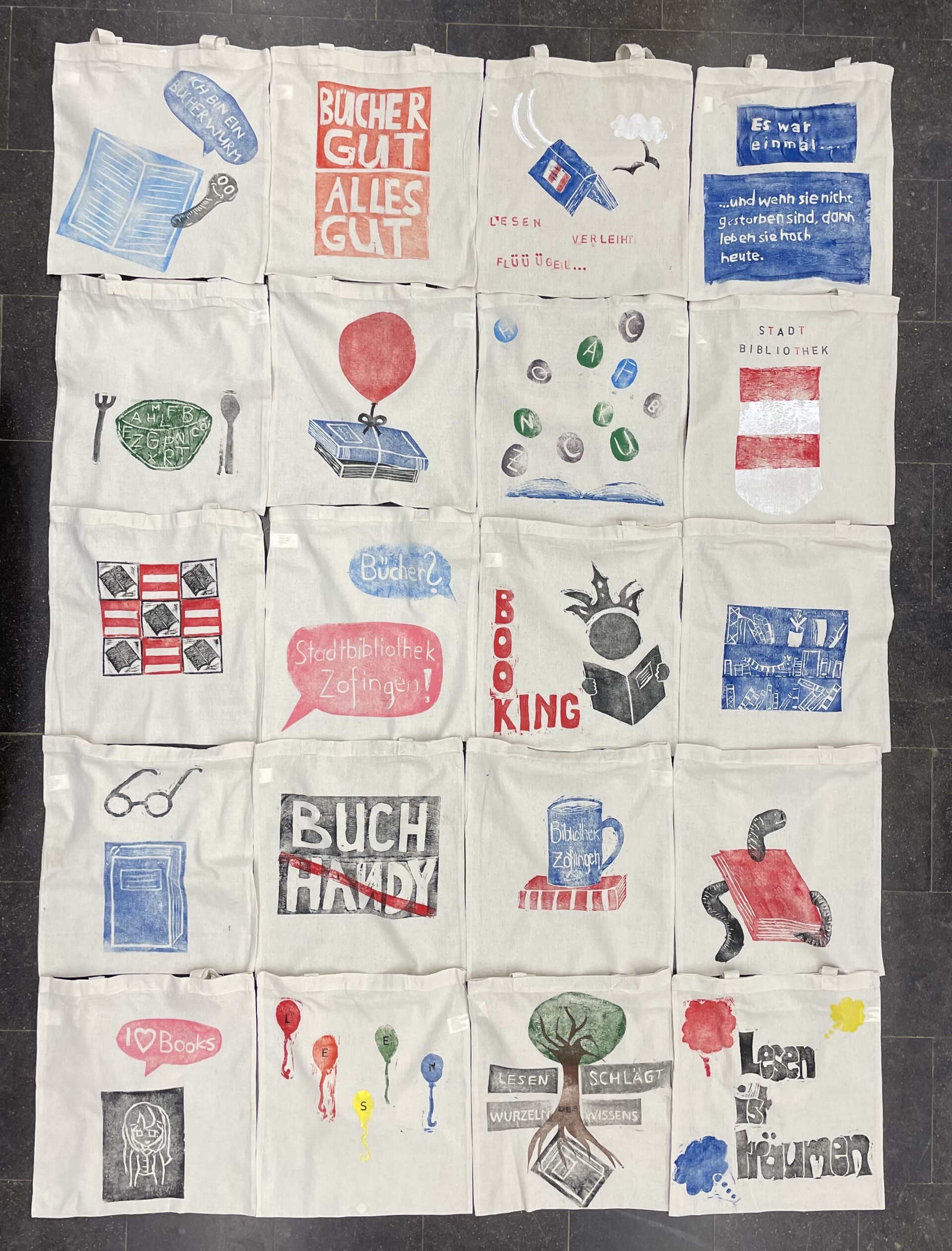 Die kreativ gestalteten Bibliothekstaschen der Schülerinnen und Schüler (Bild: zVg)
