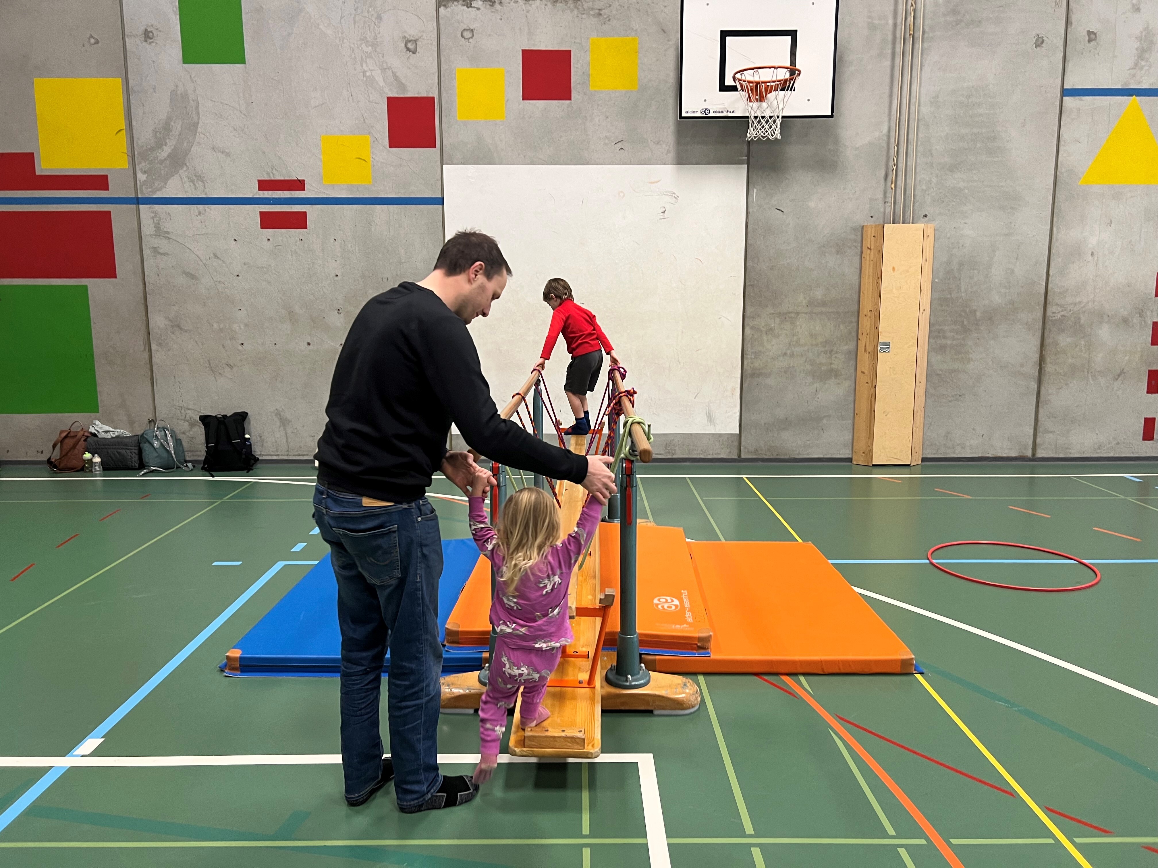 Auf spielerische Art und Weise wird im MiniSport beispielsweise der Gleichgewichtssinn bei den Kleinsten gefördert. (Bild: zVg)